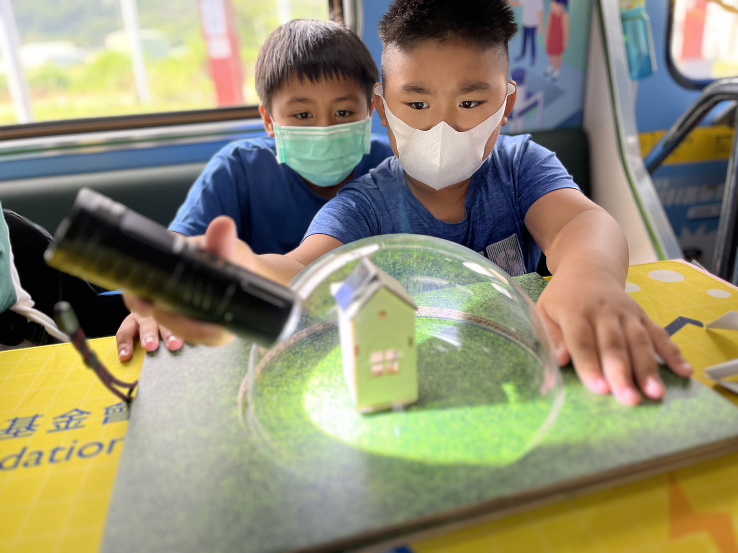 EMC易倍參與基礎科學主題車廂，以STEAM教學精神，設計「逐日科學家」、「太陽能工程師」以及「淨零建築師」三大能源科普課程和實驗